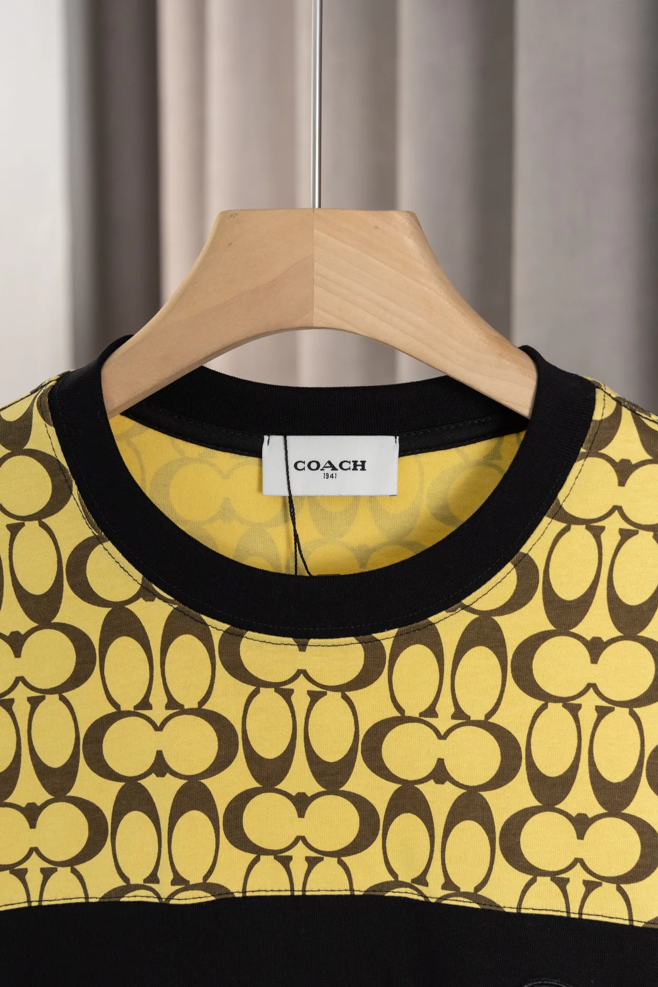 X 024 COACH𦸅Chi 25ss New Arrival T-shirt, Classic Presbyopia Series splicing style + brand logo embroidery technology, highly customized. Double gauze pure cotton fabric, soft fabric, fashionable Versatile, Same Style for men and women. Color: Yellow, Black, Size: S～XXL.